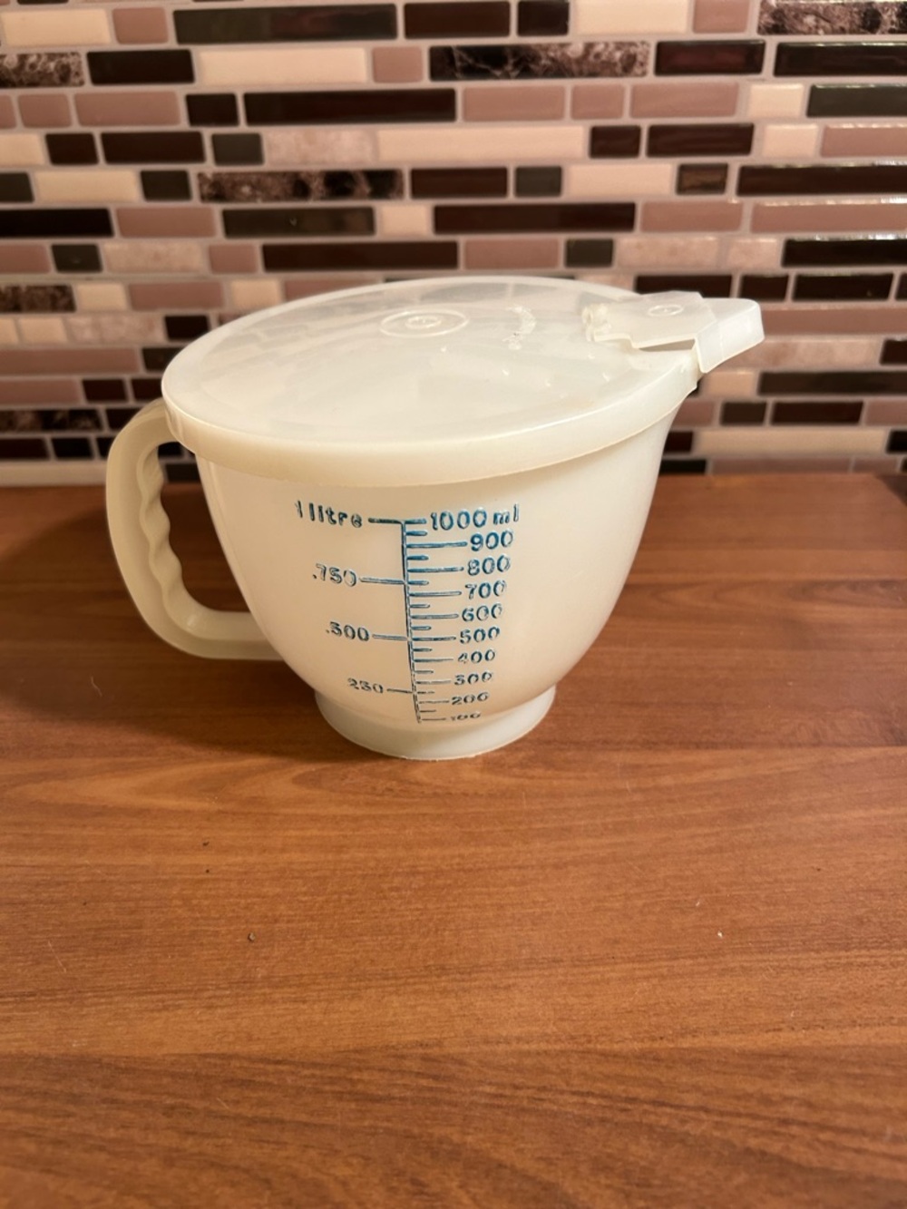 TupperwareMeasuring Pitcher with Lid - Picture 3 of 4